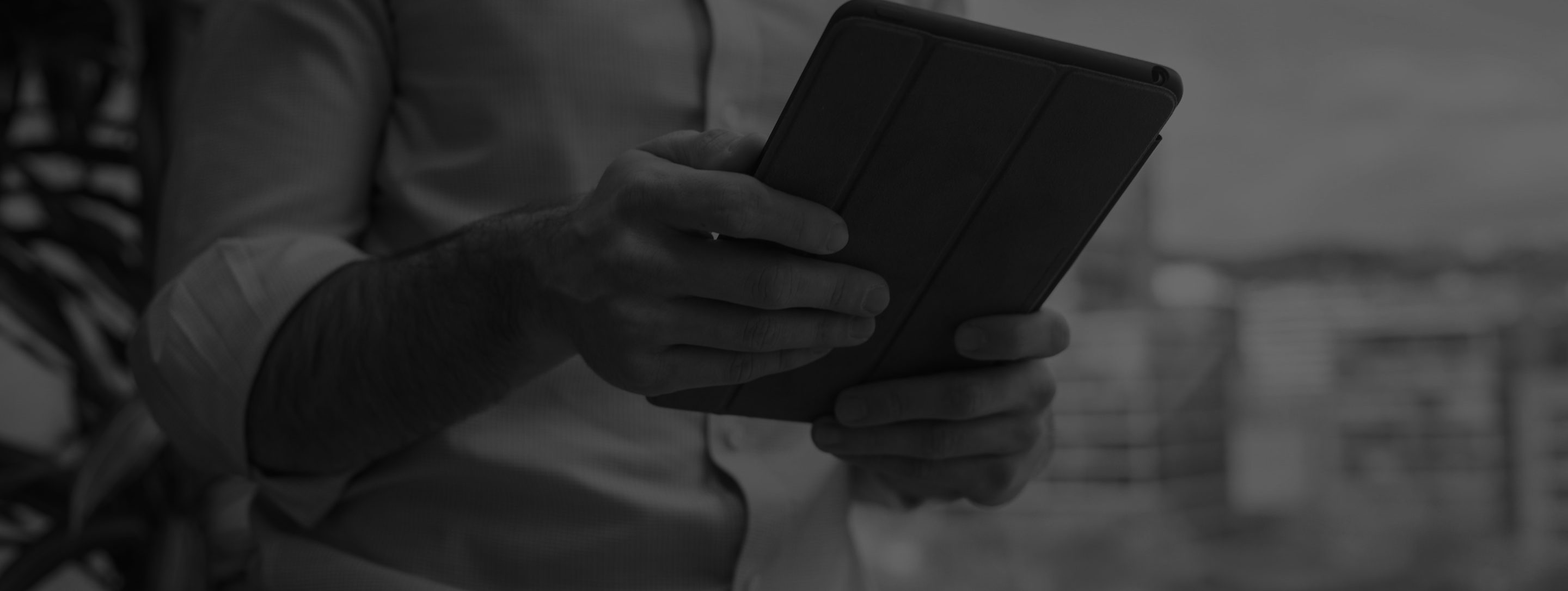 empreendedor com ipad na mão lendo e-books